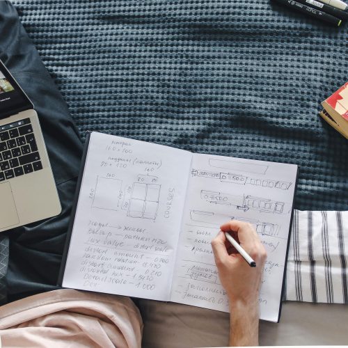Coursera lança cursos dublados gratuítos com IA em Espanhol, Francês, Português e Alemão