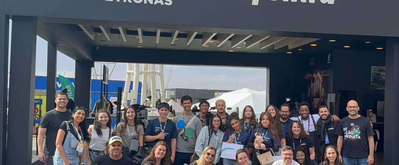 Jovens aprendizes da Espro vivenciam cobertura jornalística no Festival Interlagos 2025 a convite da PETRONAS