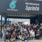 Jovens aprendizes da Espro vivenciam cobertura jornalística no Festival Interlagos 2025 a convite da PETRONAS