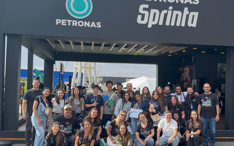 Jovens aprendizes da Espro vivenciam cobertura jornalística no Festival Interlagos 2025 a convite da PETRONAS