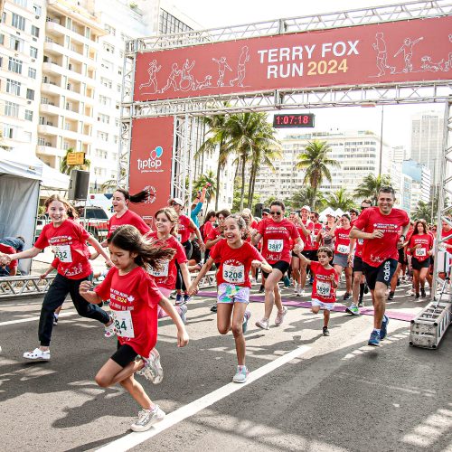 Maple Bear realiza corrida solidária em Copacabana em prol da luta contra o câncer
